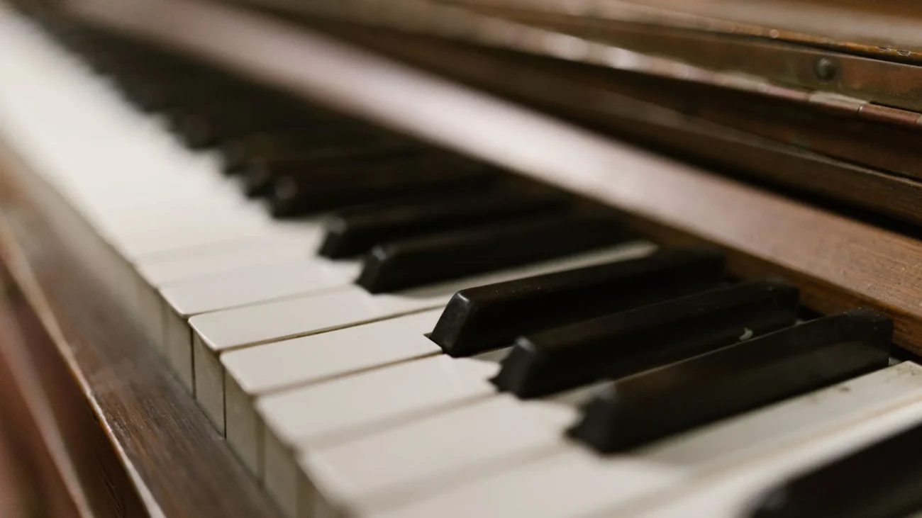 Đàn piano cơ vs đàn piano điện: Đâu là lựa chọn phù hợp? 3 Dan piano co truyen thong voi ve dep co dien va am thanh tu nhien