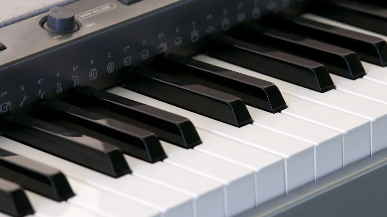 Đàn piano cơ vs đàn piano điện: Đâu là lựa chọn phù hợp? 4 Dan piano dien hien dai