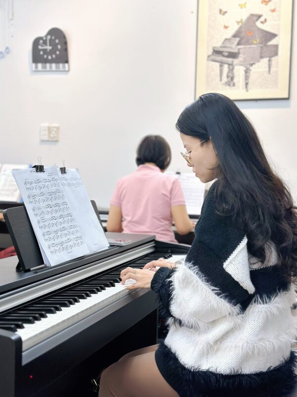 Học Piano Đà Nẵng Ở Đâu "Xịn Xò" Nhất? Lý Do Bạn Phải Ghé TPianist Ngay! 2 Học viên đang thực hành bài bản trong khóa học piano tại Đà Nẵng của TPianist